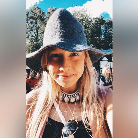 Hey, Poshers!👋🏻💕 - Picture 2 of 5